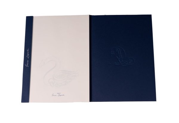 Quaderno copertina blu aperto