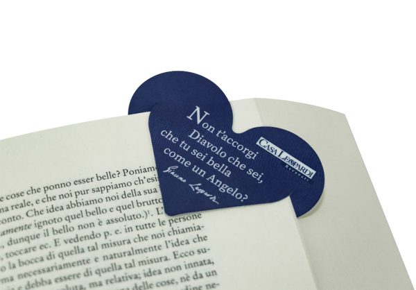 Segnalibro blu forma di cuore con poesia “Non t'accorgi”, Museum Shop Casa Leopardi