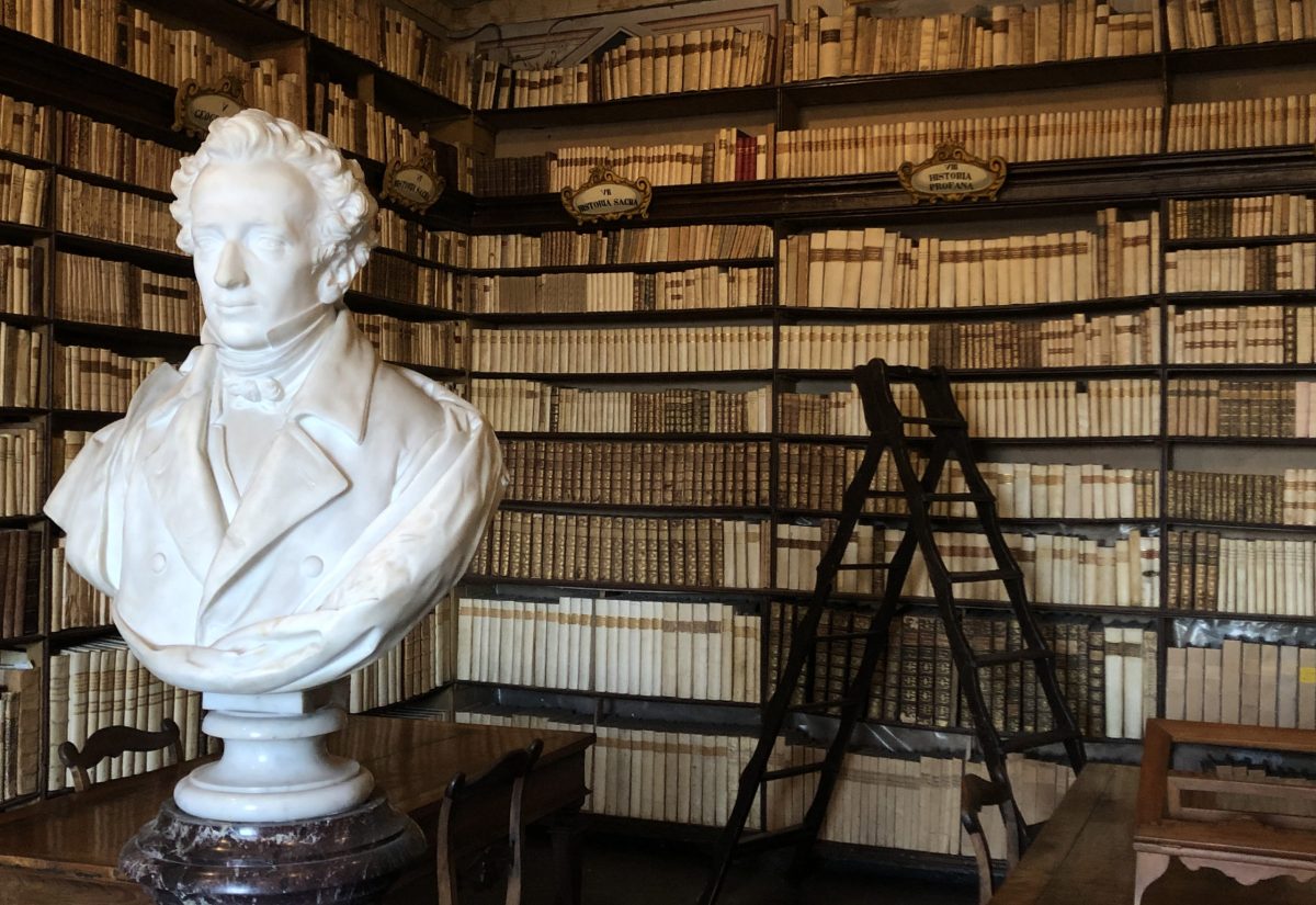 Biblioteca più busto di Giacomo Leopardi