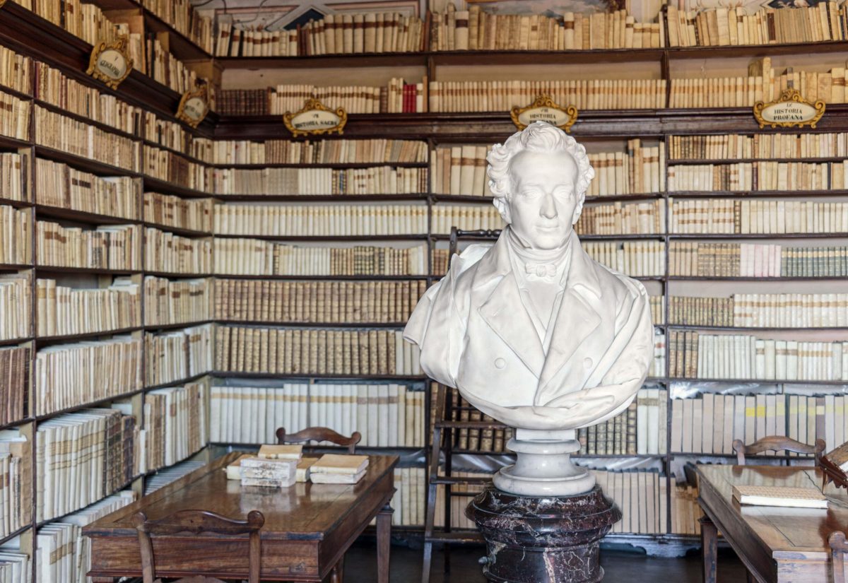 Busto di Giacomo Leopardi all'interno della biblioteca