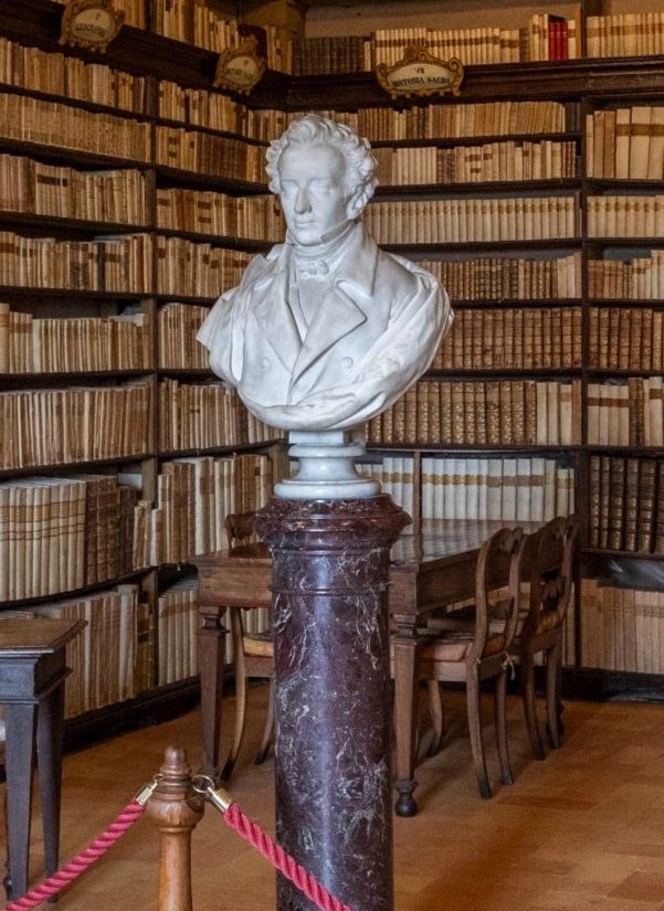 Busto Giacomo Leopardi nella biblioteca