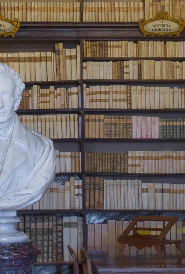 Particolare della biblioteca e busto di Giacomo